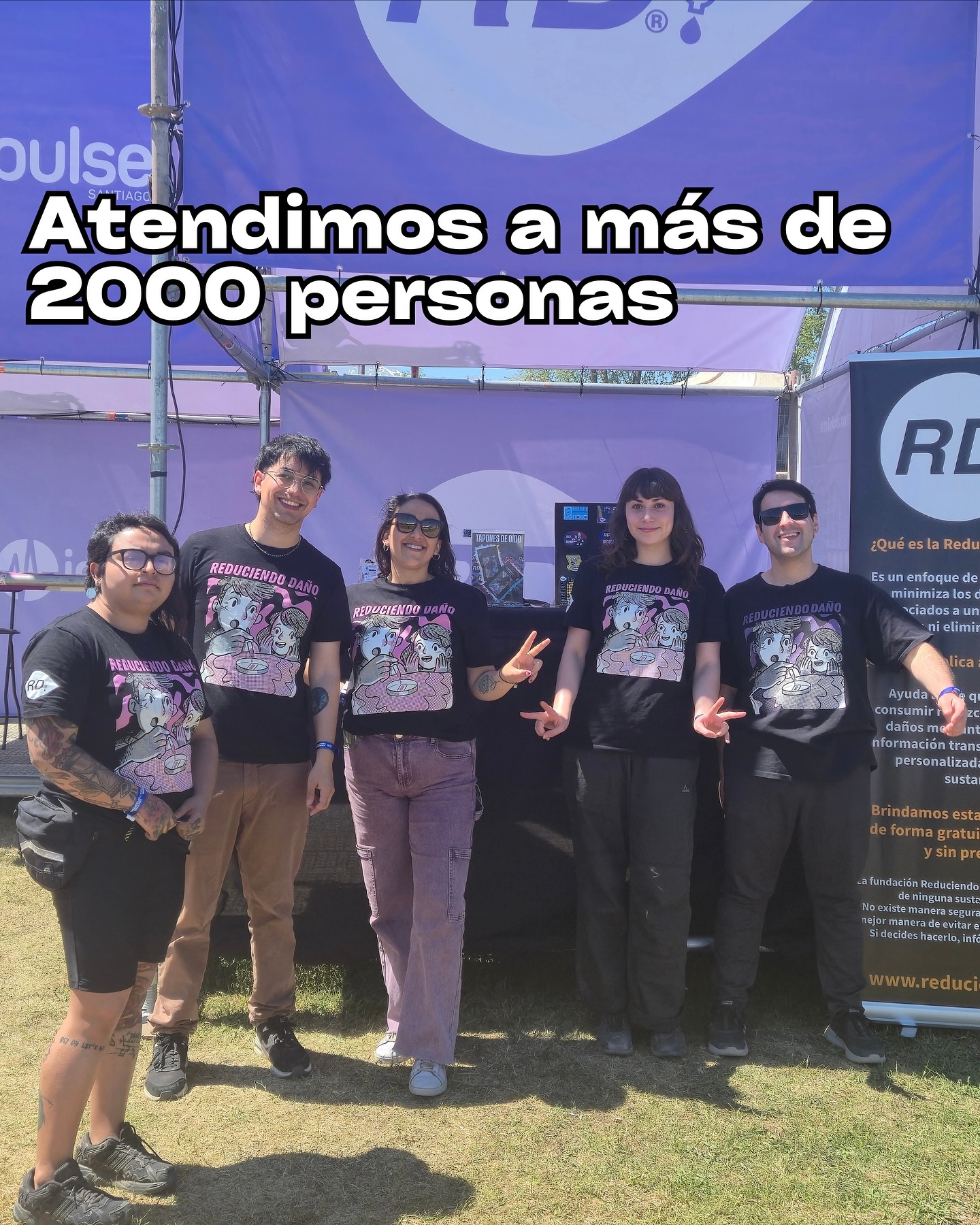 Equipo de Reduciendo Daño en el stand de Creamfields Chile 2025