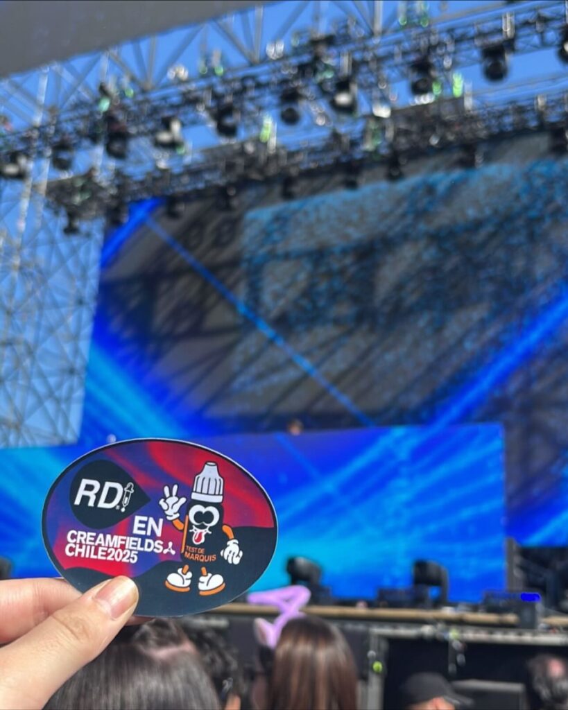 Conversación con asistentes sobre reducción de daños en el stand, Creamfields Chile, octubre 2025