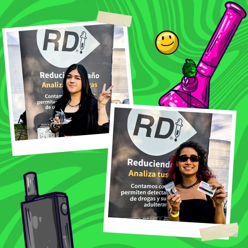 Asistentes mostrando sus kits de testeo en el stand de Reduciendo Daño, Expoweed 2022.