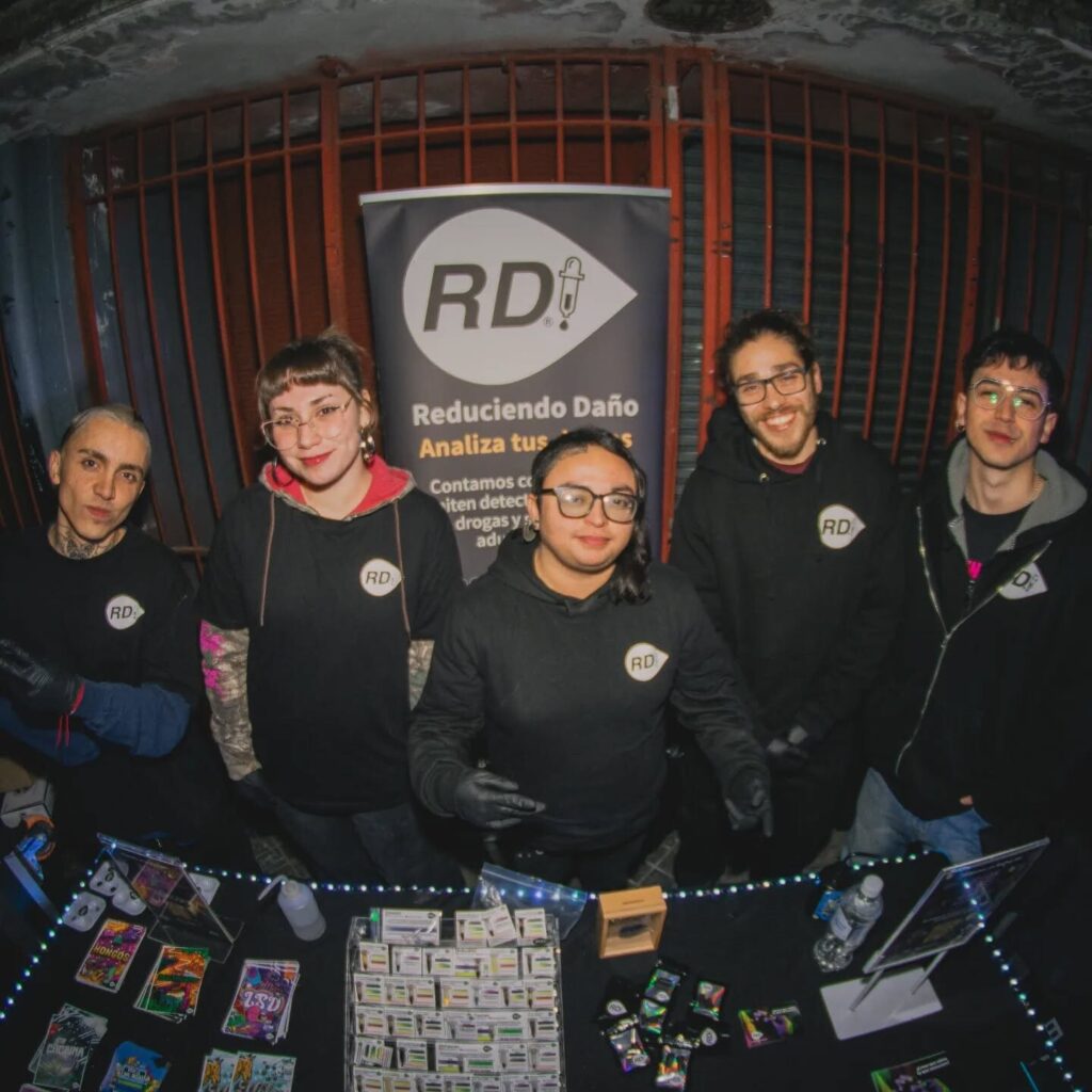 Equipo de Reduciendo Daño en el punto de testeo de Fiesta Dame