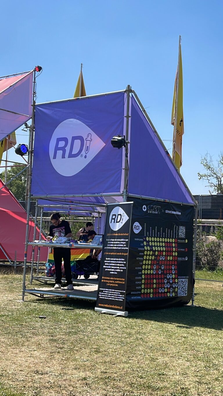 Stand de Reduciendo Daño en Creamfields Chile 2025